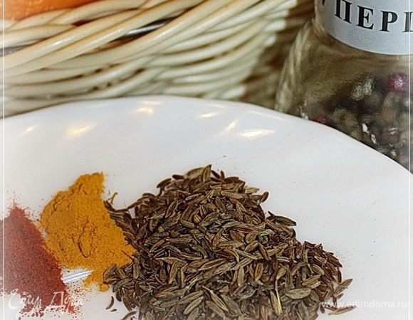 И через совсем недолго надо закладывать всякие специи и приправы.
Зира, шафран молотый и паприка сушеная молотая. 
