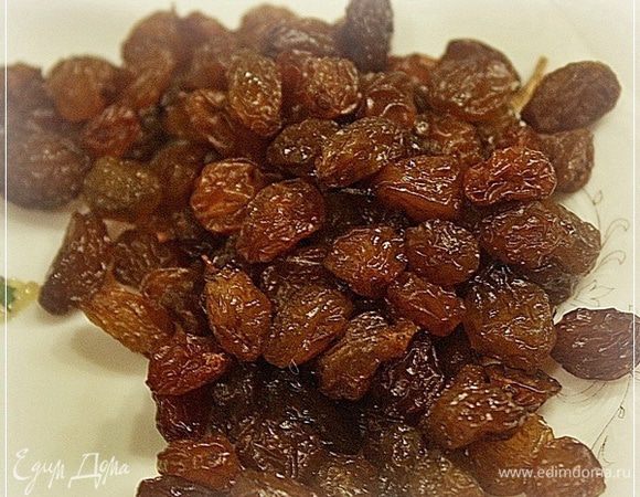 Изюм. Пост все-же … витаминчики нужны. Да и вкусу он не испортит. Чесслово.