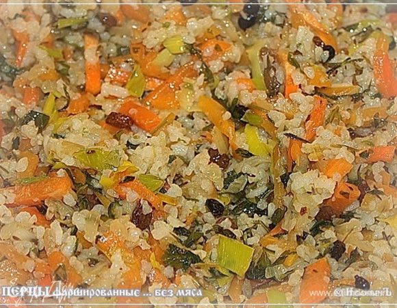 Отправим все это в сотейник, и деликатно помешивая, немного потушим.
А пока рис … в сито выложим из кастрюльки и промоем слегка. А потом и его в сотейник отправим. 
