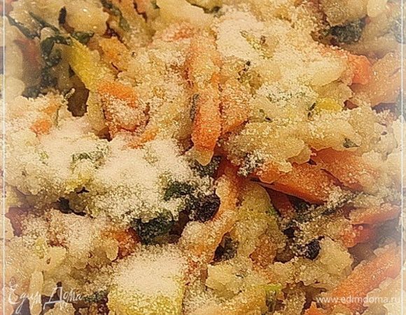 Хорошо перемешав начинку, посолим. Начинка должна быть, как и зирвак для плова, слегка присоленной. Но не увлекайтесь, чтобы не получилось пере … соленой. 