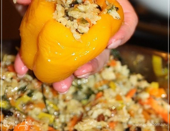 А перцы уже готовы. Не совсем чтобы окончательно разморозились, а еще с маленькой твердинкой – морозинкой.
Начиняем.