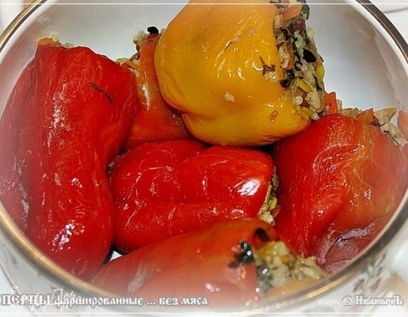 И в кастрюльку перчики укладываем … по мере их наполнения.