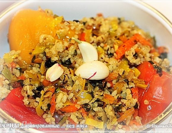 Оставшуюся начинку меж перцев разместили. Чесночку несколько зубчиков положили 