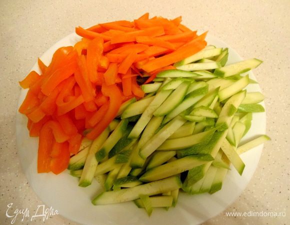 Овощи нарезать крупной соломкой.