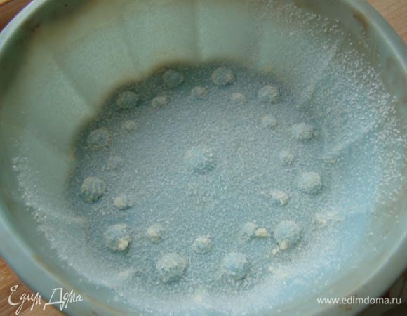 Смазать форму маслом, присыпать сахаром,выстелить дно формы нарезанными фруктами киви.