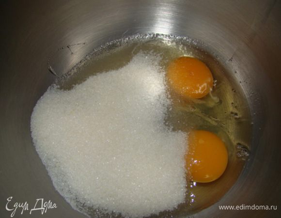 Яйца взбить с сахаром, миндаль измельчить.