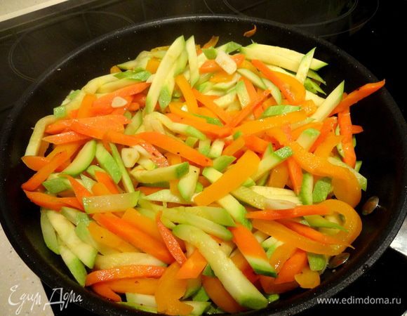 Овощи обжарить на растительном масле, посолить, поперчить и довести до полуготовности. В конце добавить чеснок.