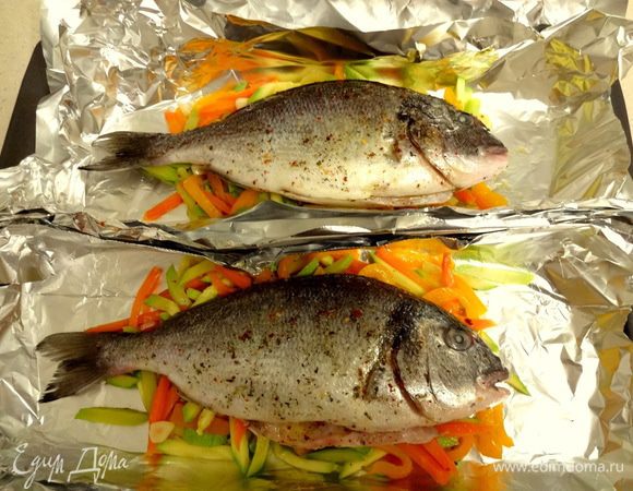 В противень на фольгу выложить обжаренные овощи, сверху –  рыбу, вокруг – томаты черри (я забыла...), закрыть неплотно фольгой, запекать в духовом шкафу 30-40 минут при температуре 200 градусов.