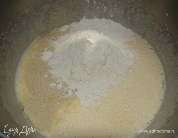 Всыпать муку и миндаль, перемешать.