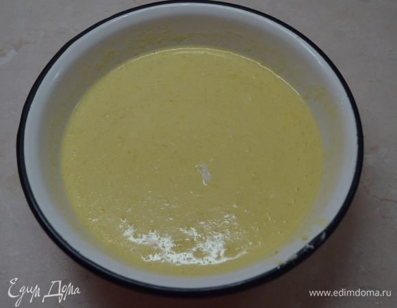 В миске смешиваем размягченное сливочное масло, молоко, сметану, яйца, ванильный экстракт, слегка взбиваем вилкой.