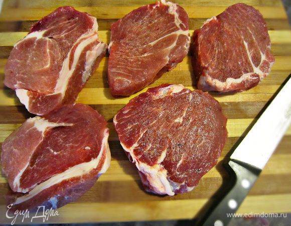 Филе свинины (я использовала шейку) нарезать ломтиками весом по 150-200 г Промыть, обсушить.