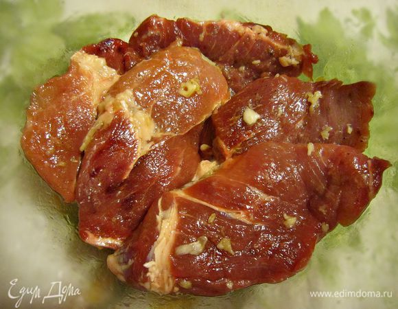 Гвоздику растолочь, смешать с имбирём, тёртым на мелкой тёрке чесноком, чёрным молотым перцем и оливковым маслом.
Ломтики мяса посолить, натереть приготовленной пастой и оставить мариноваться в холодильнике 30 мин.
