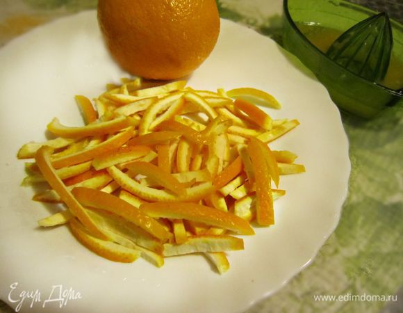 Апельсин вымыть, срезать острым ножом цедру и нашинковать её тонкой соломкой, прпустить в небольшом количестве воды 2-3 мин. Из мякоти выжать сок.