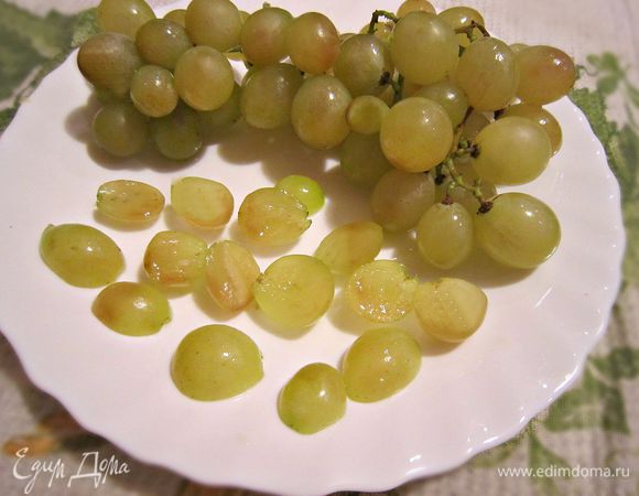 Виноград разрезать пополам, удалить косточки, сбрызнуть соком лимона.
