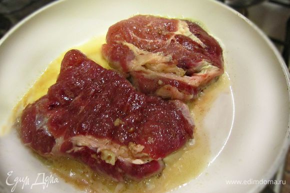 Ломтики мяса обжарить с двух сторон на сливочном масле до готовности. Если нужно, подсолить по вкусу.