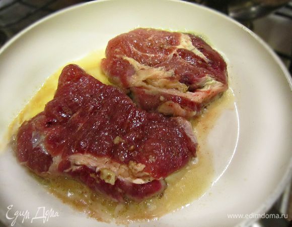 
Ломтики мяса обжарить с двух сторон на сливочном масле до готовности. Если нужно, подсолить по вкусу. 