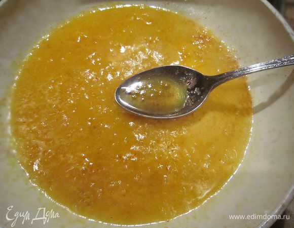 Выделившийся при жаренье мясной сок слить, процедить в сотейник, добавить сахар и варить на слабом огне 1-2 мин.