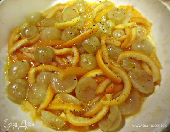 Затем вылить апельсиновый сок и варить, помешивая 5 мин. Добавить оставшееся сливочное масло, виноград и апельсиновую цедру, прогревать ещё 1 мин.