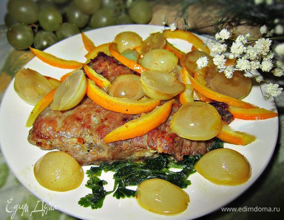 Выложить мясо на тарелку, полить приготовленным соусом и сразу подавать. Угощайтесь на здоровье!!