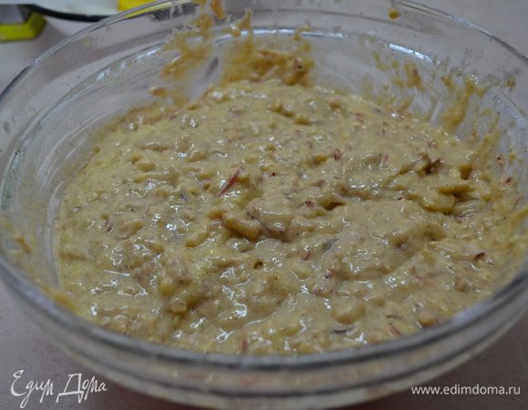 Добавляем в молочную смесь яблоки и мучную смесь, перемешиваем.