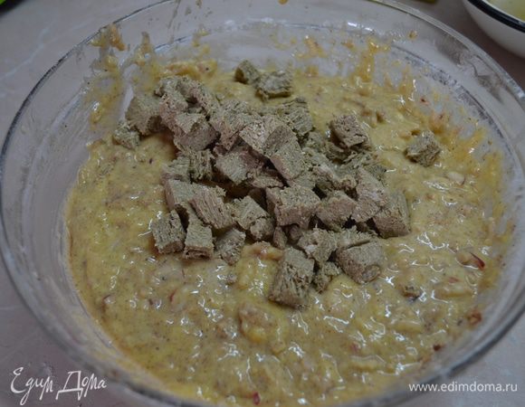 Халву нарезаем и добавляем в тесто, аккуратно перемешиваем.