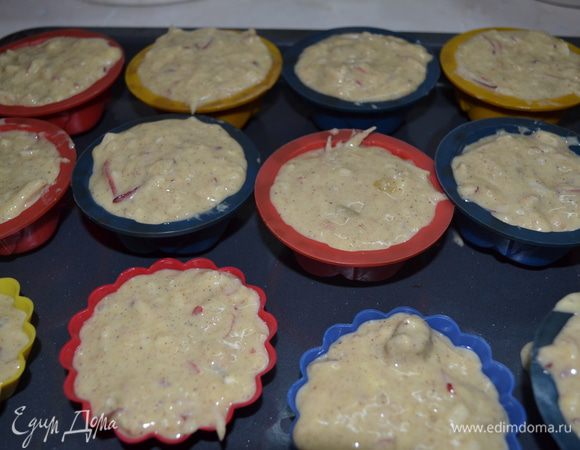 Заполняем тестом формочки для маффинов на 2/3 высоты.