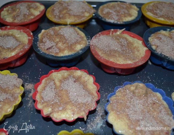 Посыпаем маффины посыпкой и выпекаем в ранее разогретой духовке при темп. 180 гр. 25-30 минут. Готовность проверяем сухой палочкой.