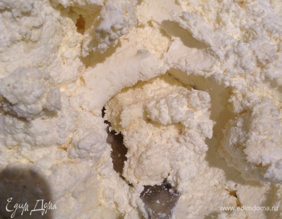 Смешать творог с манкой и оставить на 20 минут.