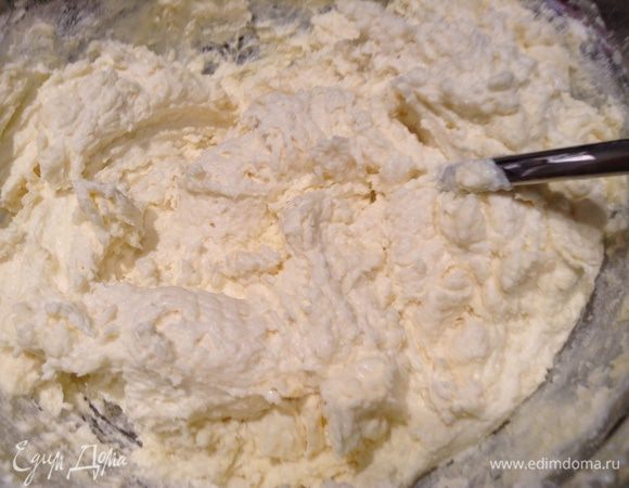 В творог добавить яйца, 3 ст л сахара, сахар ванильный, разрыхлитель и 2 ст л муки. все перемешать.