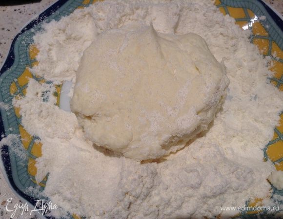 Мокрыми руками сформировать сырники и обвалять их в муке.