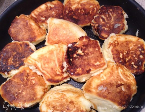 Готовые сырники переложить в форму для выпечки.