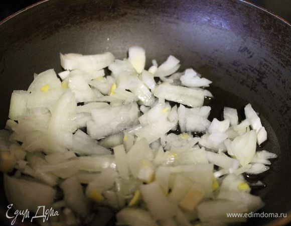 Пока картофель варится, обжарить лук мелкими кубиками на растительном масле, до золотистого цвета.