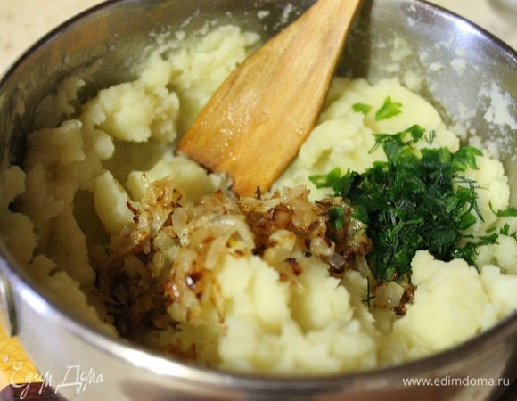 Сваренный картофель, размять толкушкой, при необходимости добавить молоко (если картофель сильно рассыпчатый). В картофель добавить обжаренный лук, щепотку мелко порезанного тимьяна, петрушки с укропом и перца.
