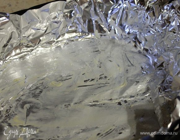 Форму застилаем фольгой и смазываем сливочным маслом.