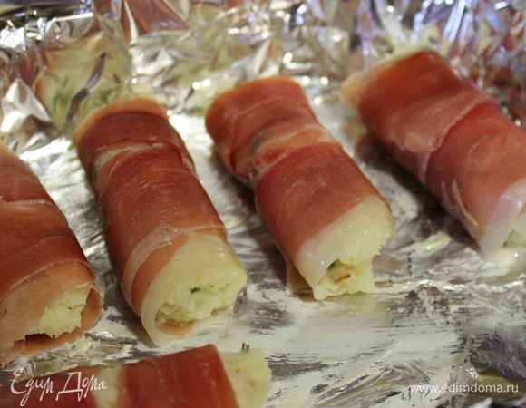 Выкладываем в нее рулетики и ставим в заранее разогретую духовку до 200 градусов, на 20 минут. Один раз рулетики перевернуть. Подавать горячими!