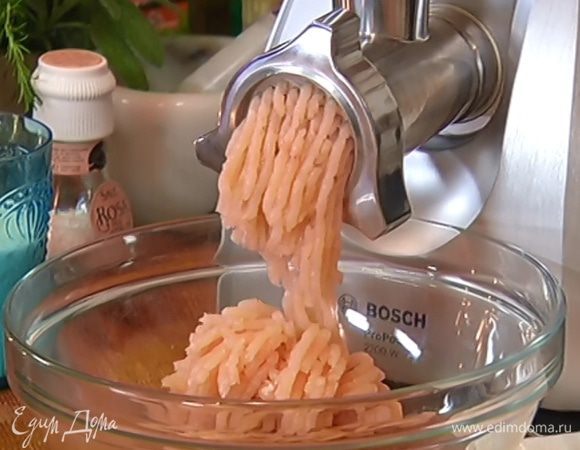 Куриные грудки измельчить в мясорубке в фарш.