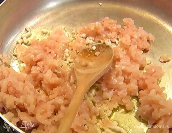 Разогреть в сковороде оливковое масло, выложить фарш, перемешать и обжарить.