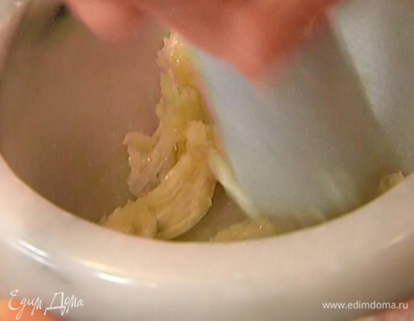 Чеснок почистить и растереть в ступке со щепоткой соли.