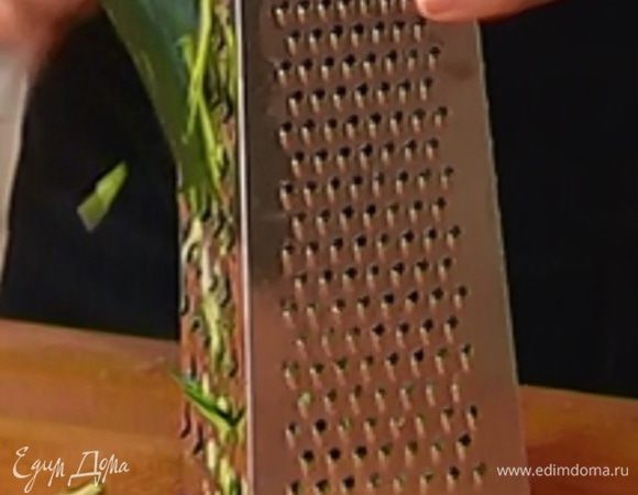 Цукини натереть на крупной терке.