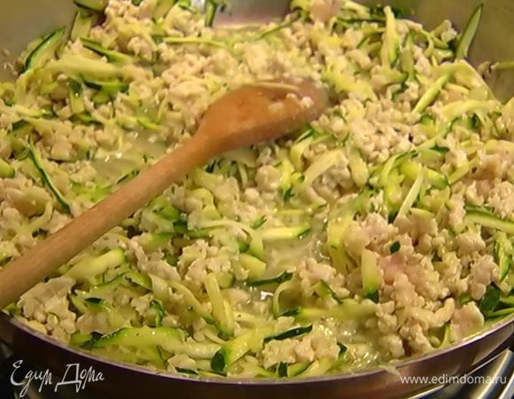 В сковороду с фаршем добавить цукини, чеснок, посолить, поперчить, влить вино, перемешать и дать алкоголю выпариться.