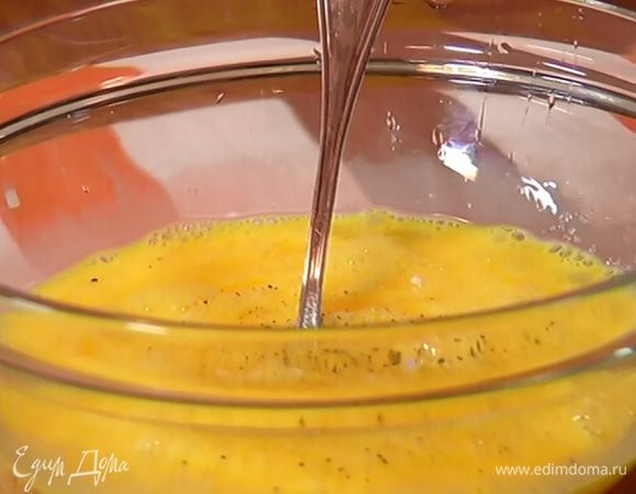 Яйца слегка взбить вилкой, влить молоко, посолить, поперчить и все перемешать.