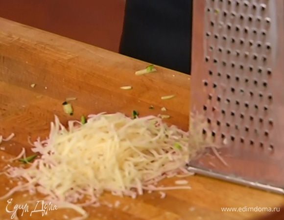 Сыр натереть на мелкой терке.