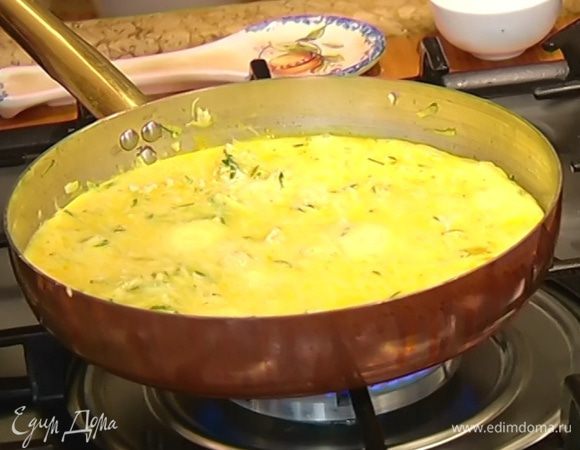 2 ст. ложки натертого сыра добавить в яично-молочную массу, перемешать и вылить в сковороду с овощами и фаршем, слегка перемешать и посыпать оставшимся сыром. Готовить под крышкой 10–12 минут.