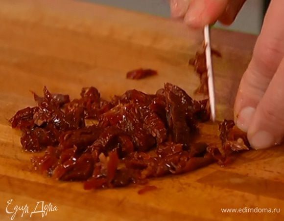 Вяленые помидоры промокнуть бумажным полотенцем и мелко порубить.