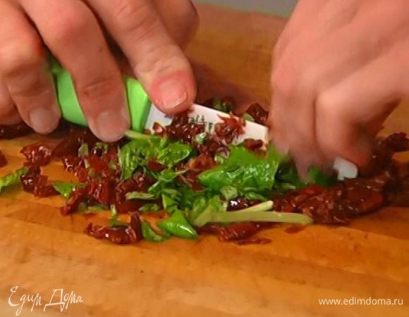 Базилик мелко порезать.