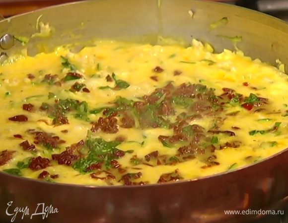 За несколько минут до готовности посыпать фриттату измельченными помидорами и базиликом.