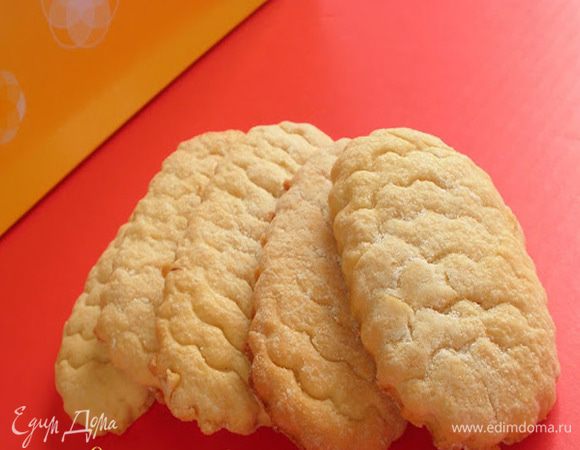 Выложить на лист для выпекания.
Верх печенья посыпать сахарной пудрой и краем формочки сделать насечки
Выпекать при 175 С - 20 минут.