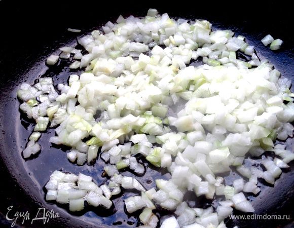 Сначала делаем начинку, потому что картофель быстро темнеет. Нарезать половину луковицы (вторая половина уйдёт на подливу).