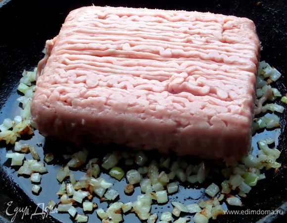 Сверху выкладываем фарш. У меня было куплено больше, 450 г, но в начинку уйдёт немного.