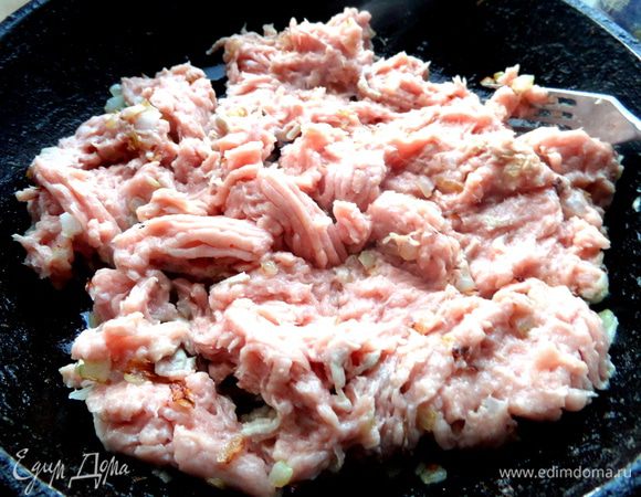 Разминаем фарш вилкой прямо в сковороде.